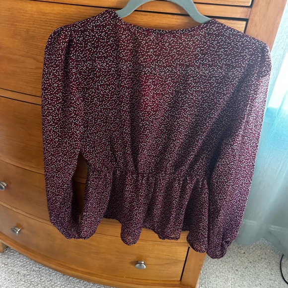 Guess NWT women’s S plunge neck, gathered front print blouse, light material - Picture 2 of 4